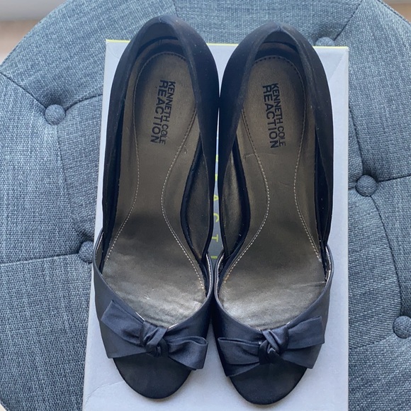 Like New! Satin heels w bow SO CUTE! - Picture 5 of 6